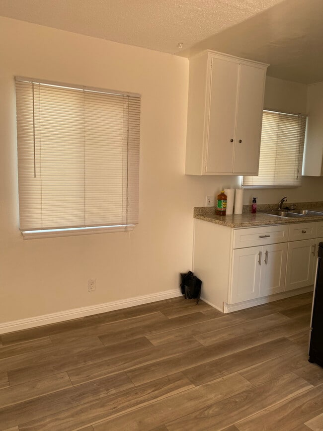 Kitchen - 545 N Hoover St Unit 2