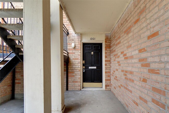 Move-In Ready 2 Bed Downstairs Condo- Read... - Move-In Ready 2 Bed Downstairs Condo- Read...