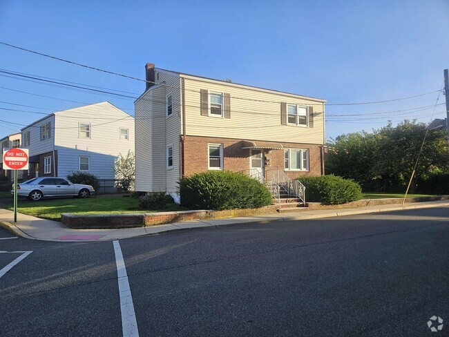 Building Photo - 812 Cedar Ave Unit 2 Rental