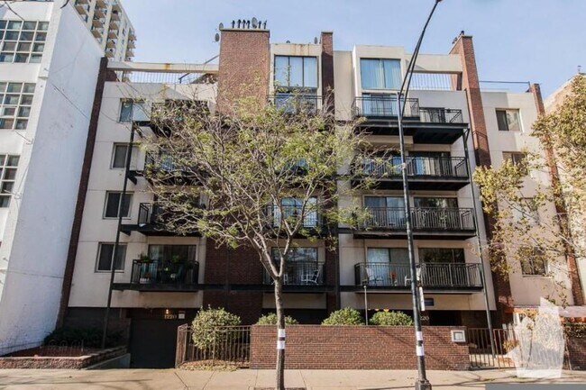 Building Photo - 2 bedroom in Chicago IL 60610 Unit J3 Rental