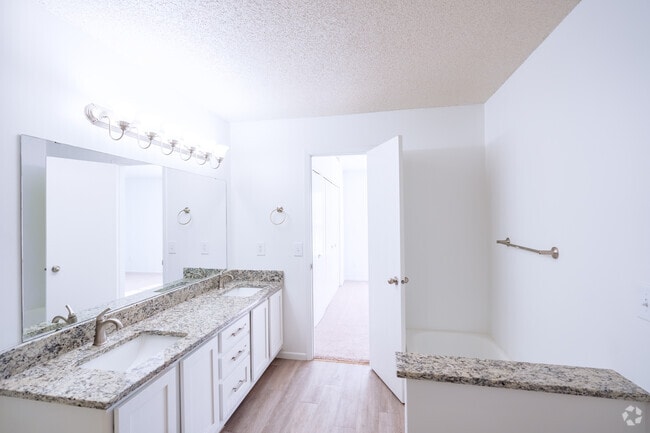 2BR , 1,5BA - 1.204SF