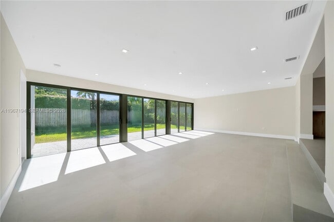 Photo - 910 W 47th Ct