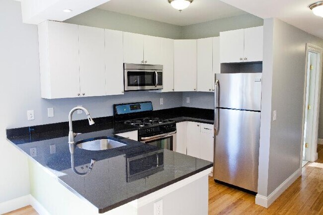 Building Photo - 23 Evergreen St Unit 2