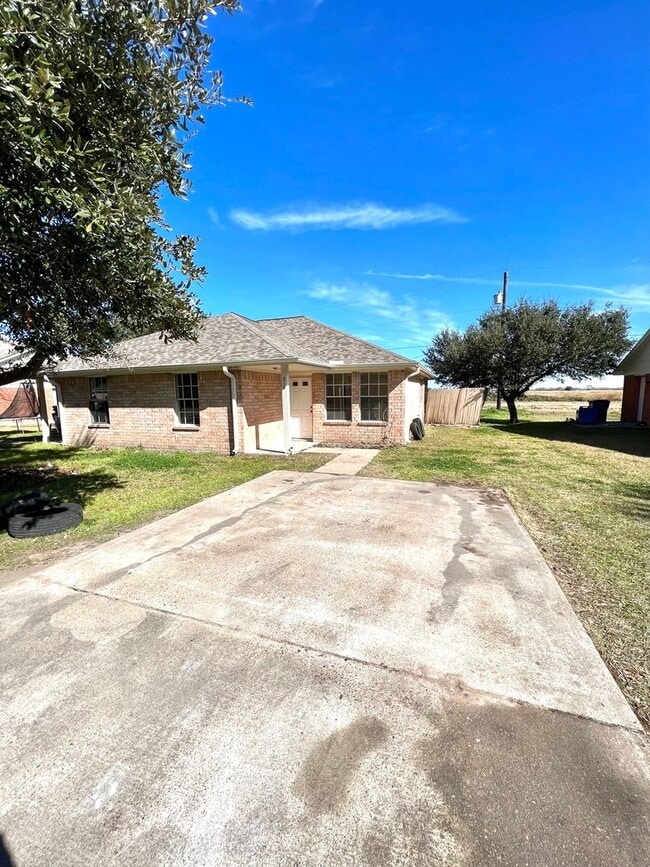 Building Photo - Newly refreshed spacious 2BD,2BR duplex in Eagle Lake, TX.