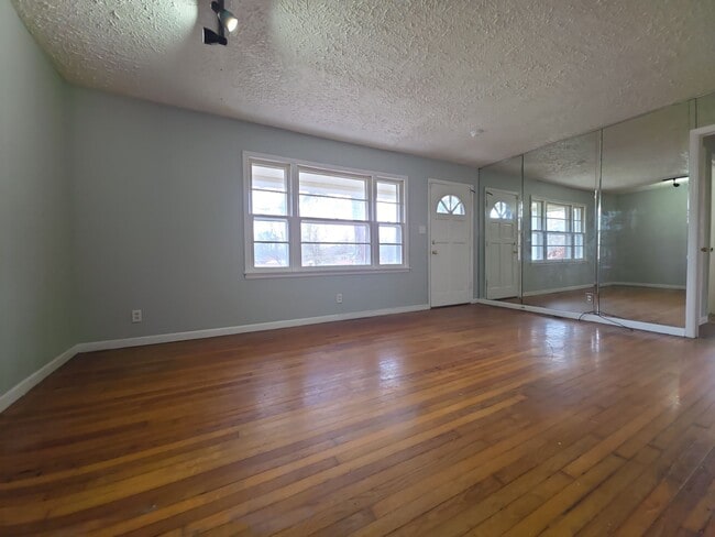 Photo - 3315 Kavanaugh Dr NW