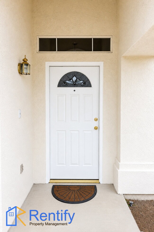 Photo - Charming Seven Oaks Home - 4Bed, 2Bath - Gardener Included!
