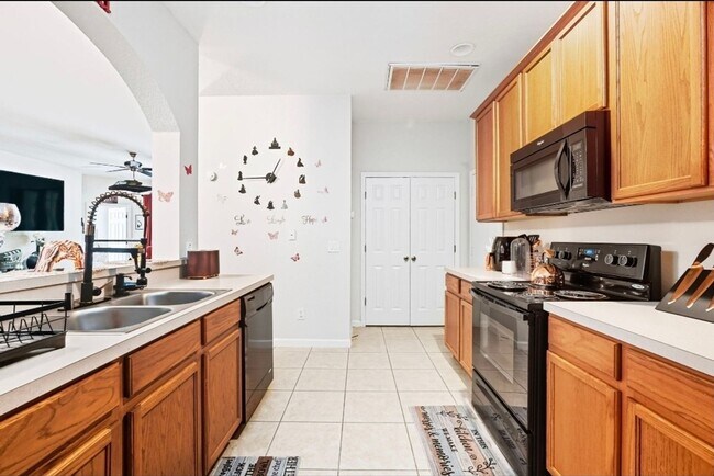 Photo - 4980 Castle St W