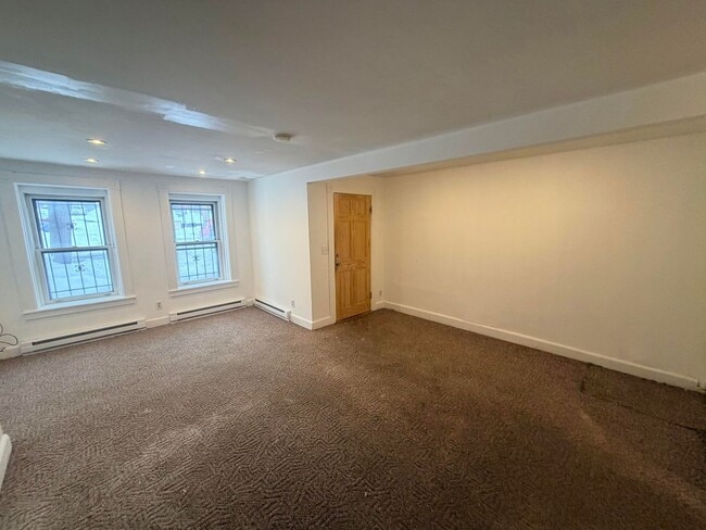 Building Photo - 285.5 Hudson Ave Unit Apt 1