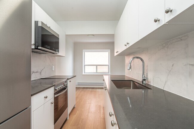 Photo - 365 Eglinton Ave E Unit 606