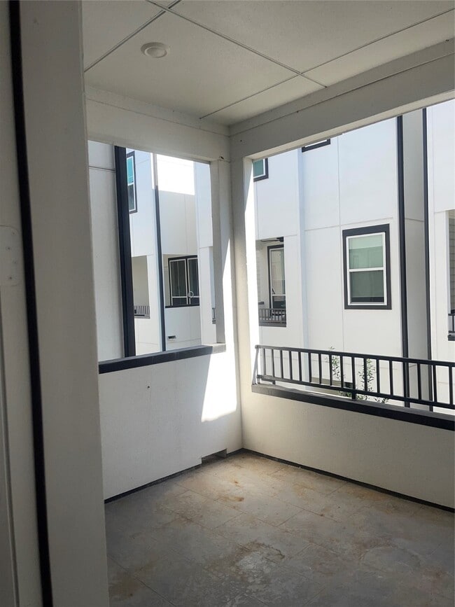 Building Photo - 2718 Grand Fountains Dr