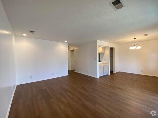 Building Photo - 807 Country Club Dr SE Unit 2D Rental