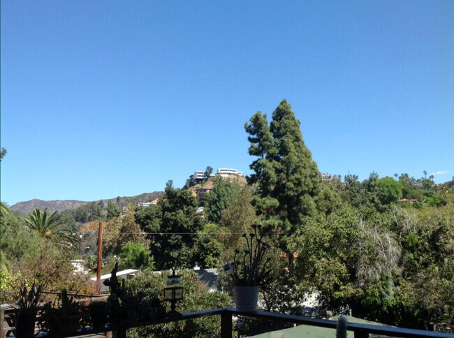 vistas desde el patio - 2138 N Cahuenga Blvd