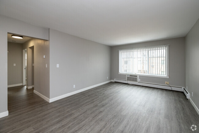 2BR, 1BA - 850SF - Living Room - 517 28th Ave N Apartments