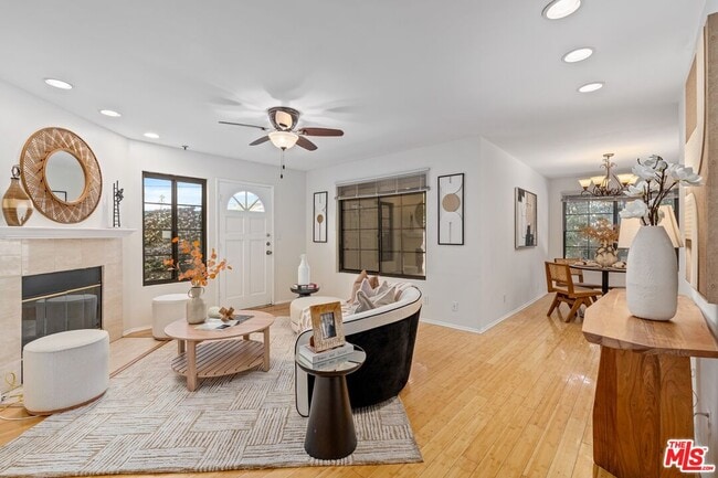 Photo - 102 N Sweetzer Ave Unidad 106