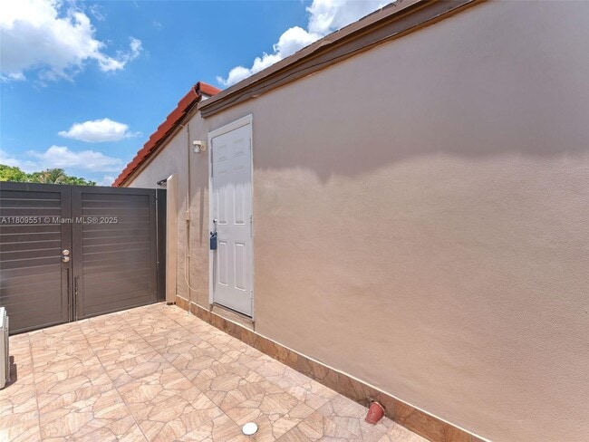 Photo - 10460 SW 43rd St