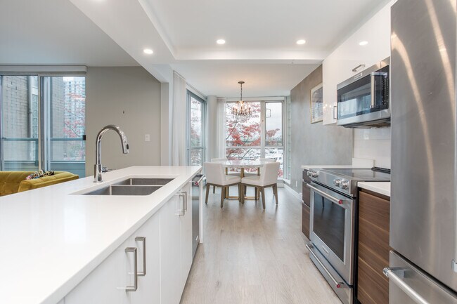 Photo - 311-1228 Marinaside Unité 311