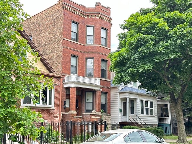 Building Photo - 3315 N Albany Ave Unit M07H