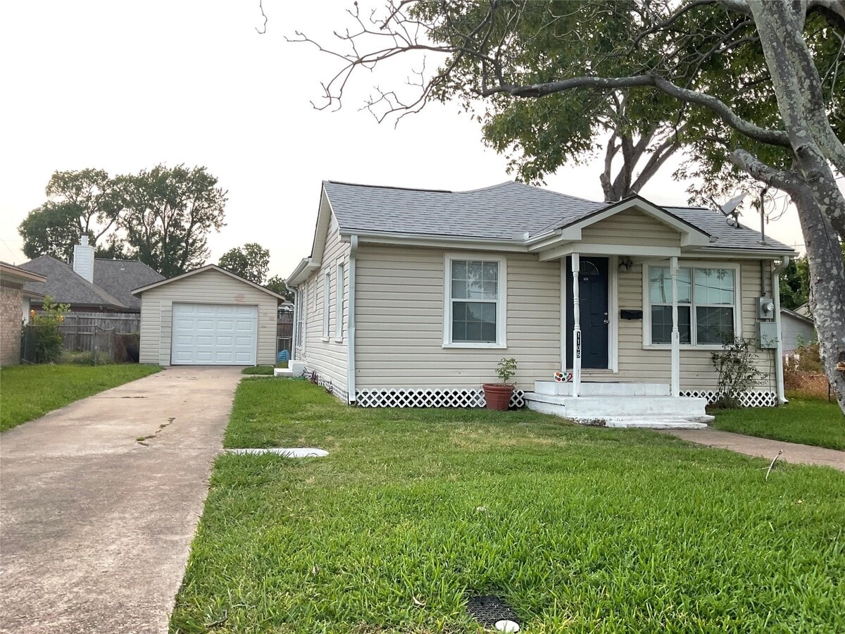 Photo - 1106 Elm St