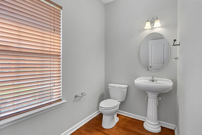 Photo - 5 Bedroom, 2.5 Bathroom - White Oak Subdivision - Richmond Hill