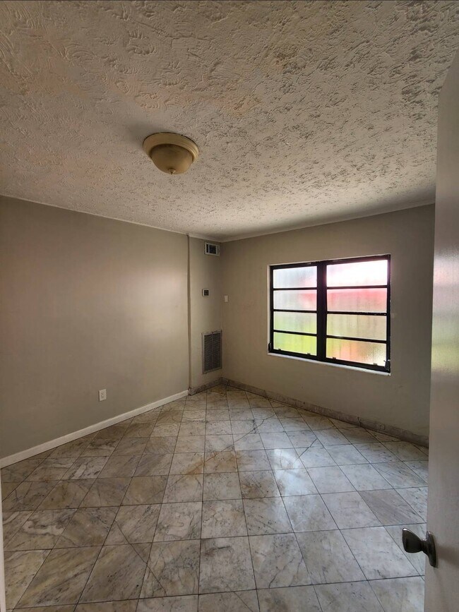 Photo - 2369 SW 17th St