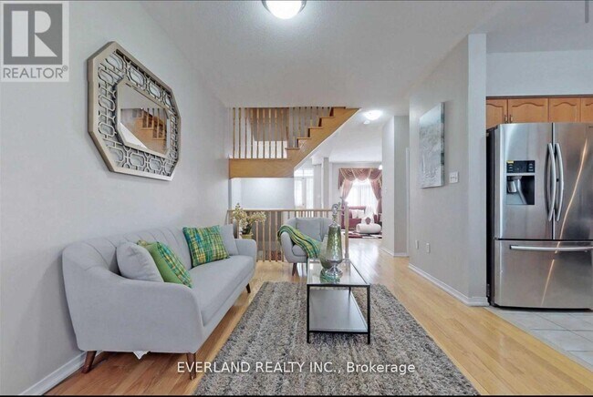 Photo - 806 Castlemore Ave