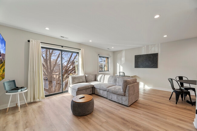 Photo - 7109 N Western Ave Unidad 2N