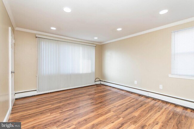 Photo - 9513 Clark St