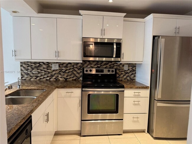 Building Photo - 1831 Sabal Palm Dr