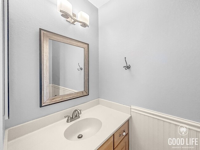 Photo - Stunning 2BD/2.5BA W/ In-Unit Laundry and ... Unidad 123