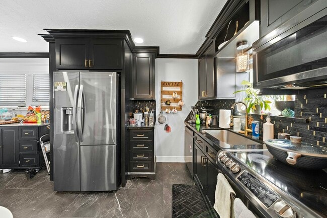 Photo - 609 Sealy Ave Unit 6 (top)