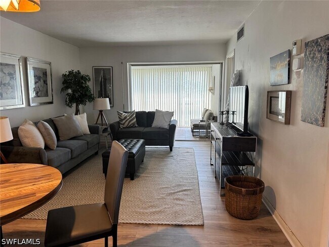 1900 Alamanda Dr Unit 303