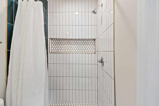 Photo - 1301 E 67th St