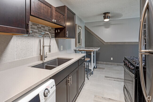 2BR, 1BA - 850 SF - 428 Flatts