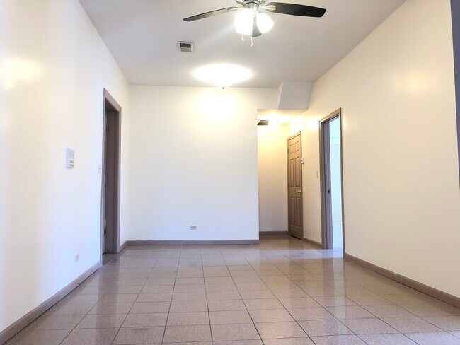 Living Room - 952 W Windsor Ave Apartments Unit 3W