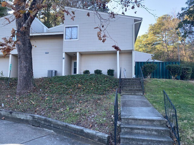 Building Photo - 4700 Walden Pond Dr Unit B