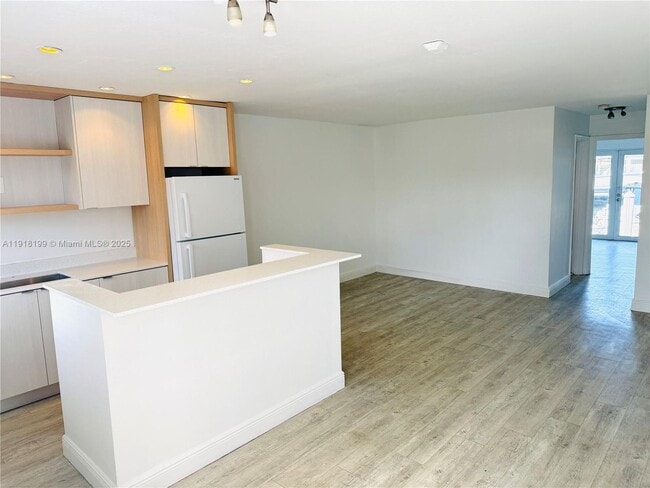 Building Photo - 2185 NE 123rd St Unit 110