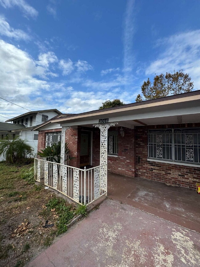 Building Photo - "Charming 1-Bedroom Retreat in Tampa - Cozy 650 Sq. Ft. Home Awaits!"