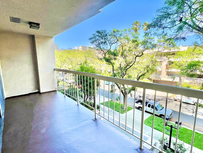 Photo - 441 N Oakhurst Dr Unidad 301