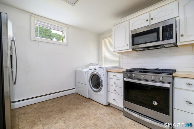 18 Elm Tree Pl Unit 2nd floor