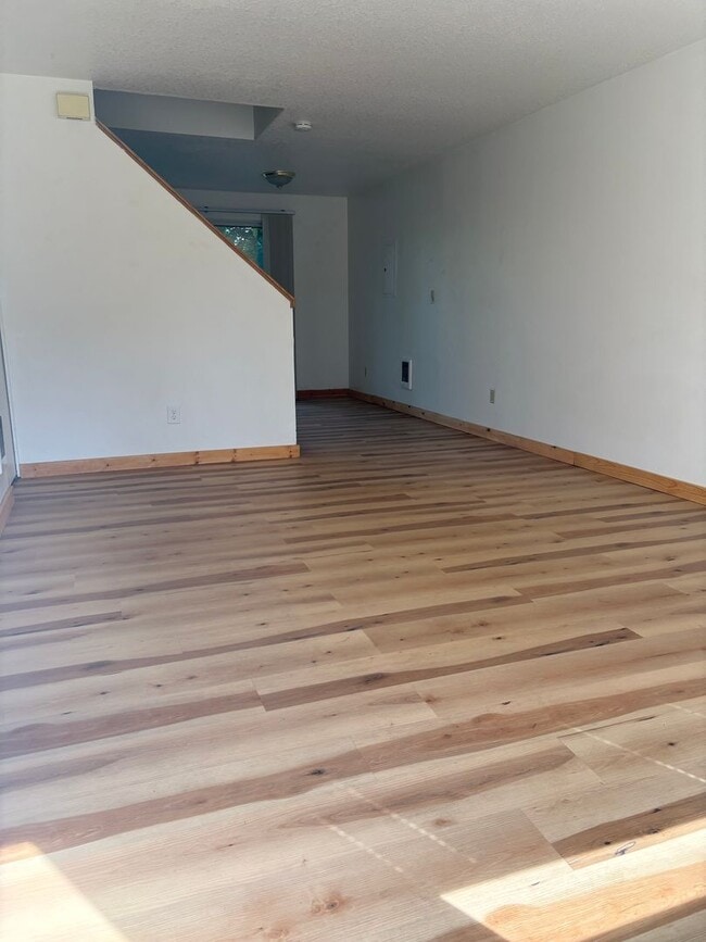 Building Photo - 3039-3041 SE 38th Ct Unit 3039 SE 38th Court