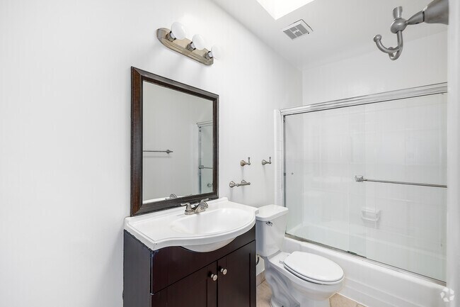1BR, 1BA - 740SF - Bathroom