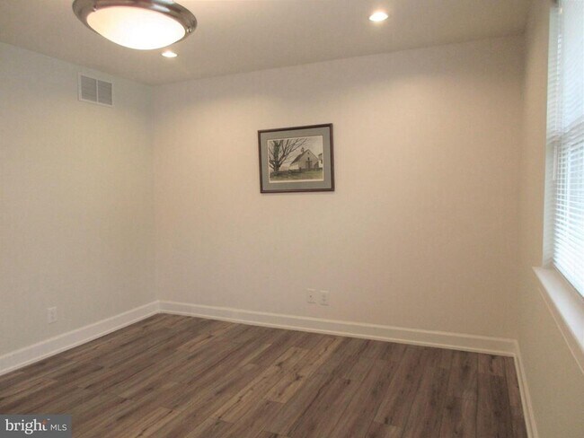 Photo - 10 N Stiles Ave