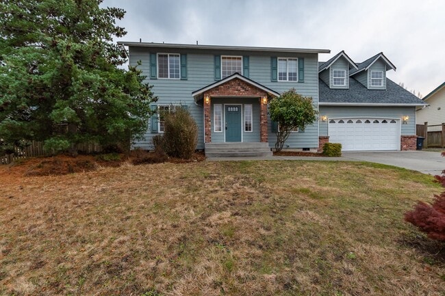 Building Photo - 4 bedroom, 3 bath Dog Friendly Home!