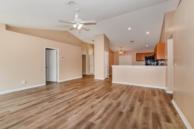 Photo - 310 Country Lakes Cir