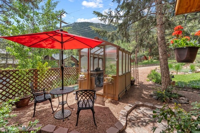 Photo - Cozy Green Mountain Falls Cottage