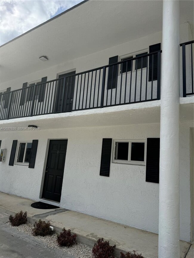 Building Photo - 6841 Pembroke Rd Unit 1-5