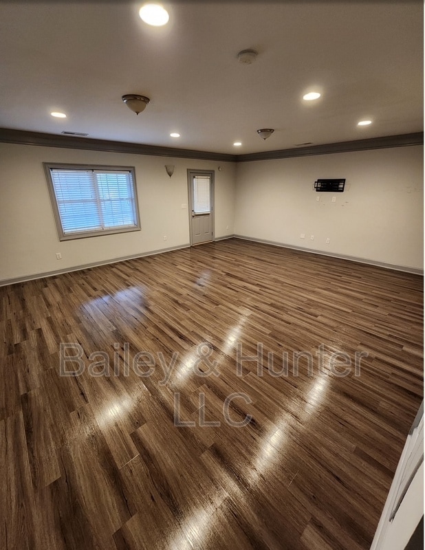 Photo - 3365 Regent Pl SW