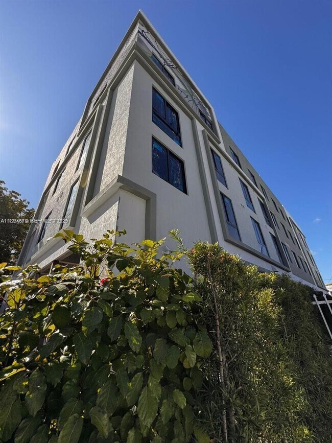 Building Photo - 3422 NW 5th Ave Unit 404