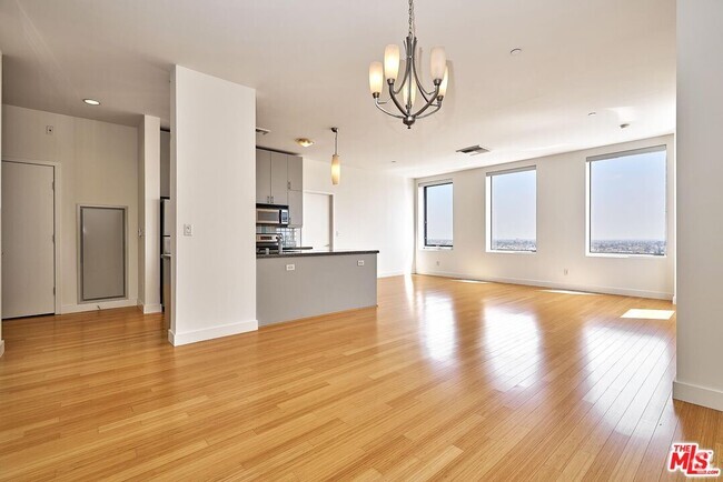 Building Photo - 3810 Wilshire Blvd Unit 1512 Rental