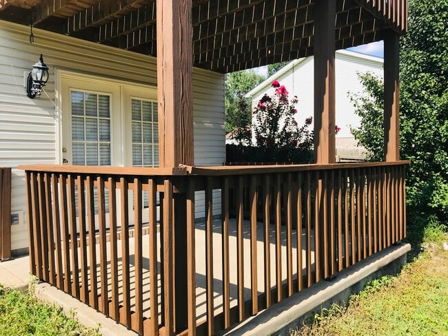 El patio da a un patio trasero cercado. - 3 Indian Trail